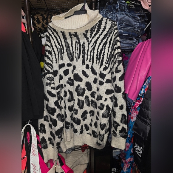 🍁🍂Nwot TORRID 3x White Mixed Animal Print Turtleneck Sweater - Picture 2 of 6